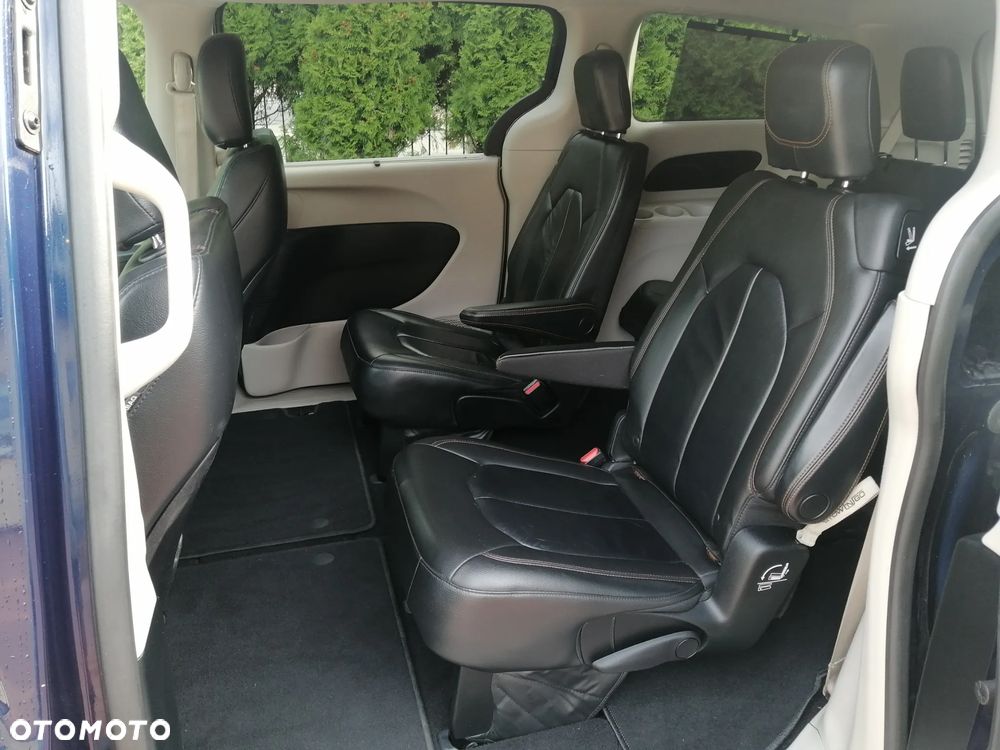 Chrysler Pacifica - 12