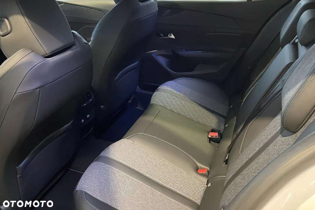 Peugeot 408 - 8