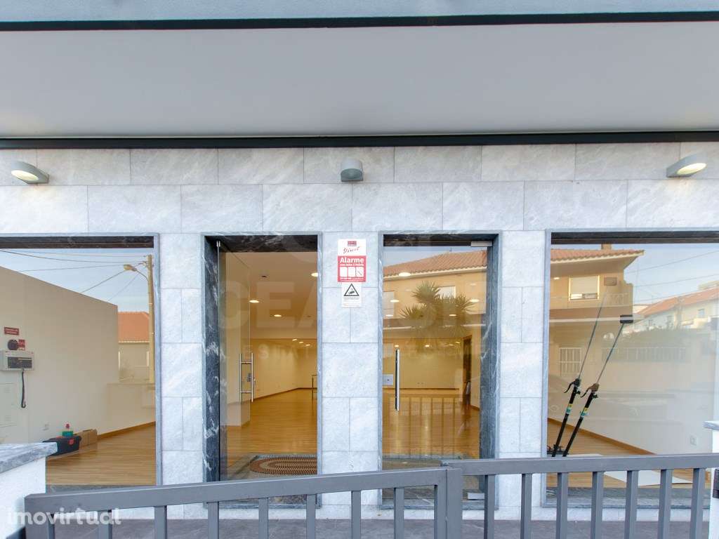 Espaço Comercial com 2 pisos, em São Domingos de Rana - Grande imagem: 2/21