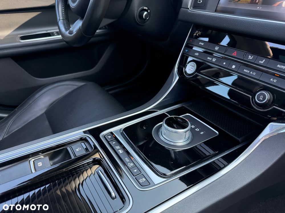 Jaguar XF 35t Portfolio - 29