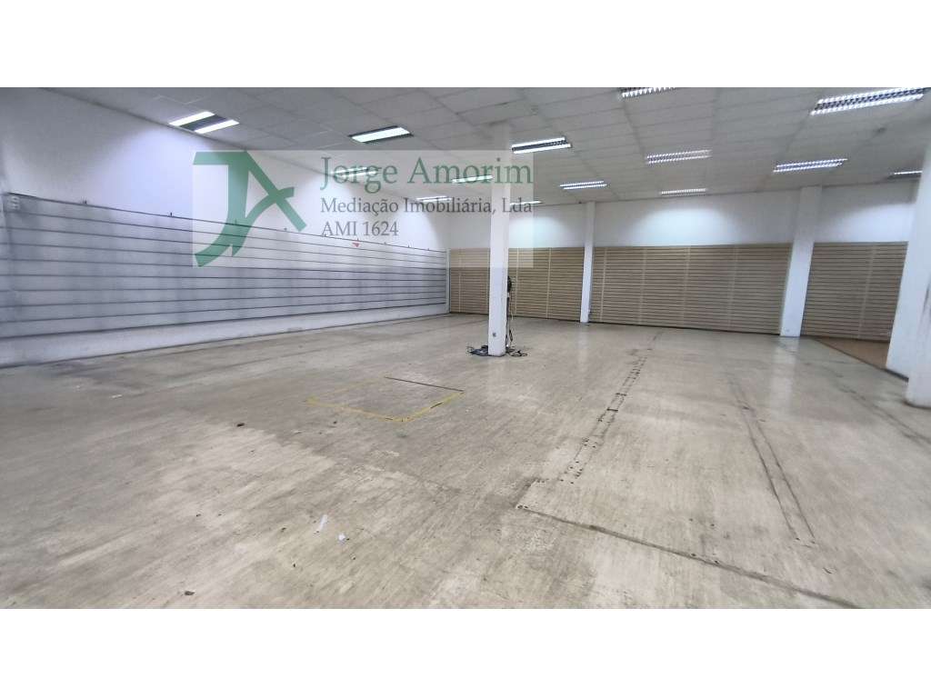 Armazém - Z.I. da Maia - Junto ao Auchan. 854 m2 - com showroom - M... - Grande imagem: 5/10