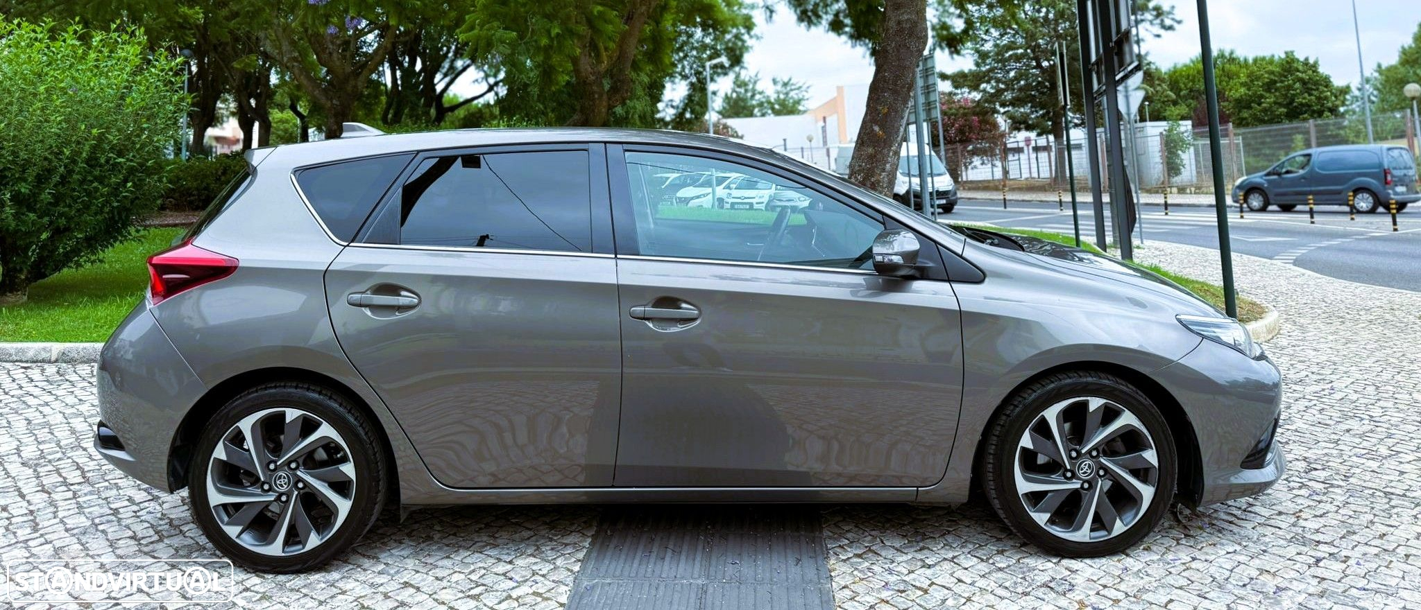 Toyota Auris 1.4 D-4D Comfort+Pack Sport - 2