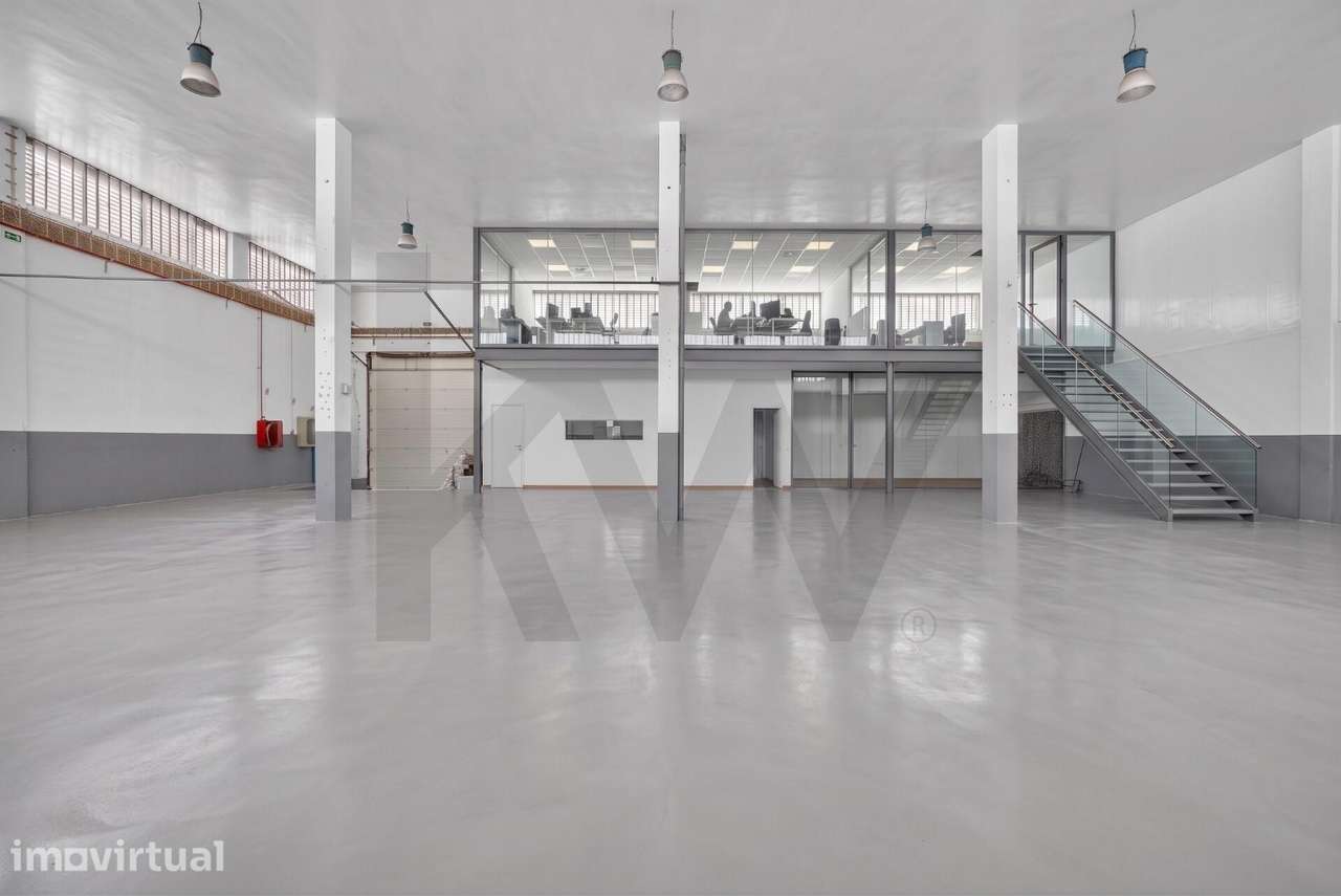 Armazém Industrial com 813m2 e Potencial Habitacional — Junto a São Jo - Grande imagem: 3/36