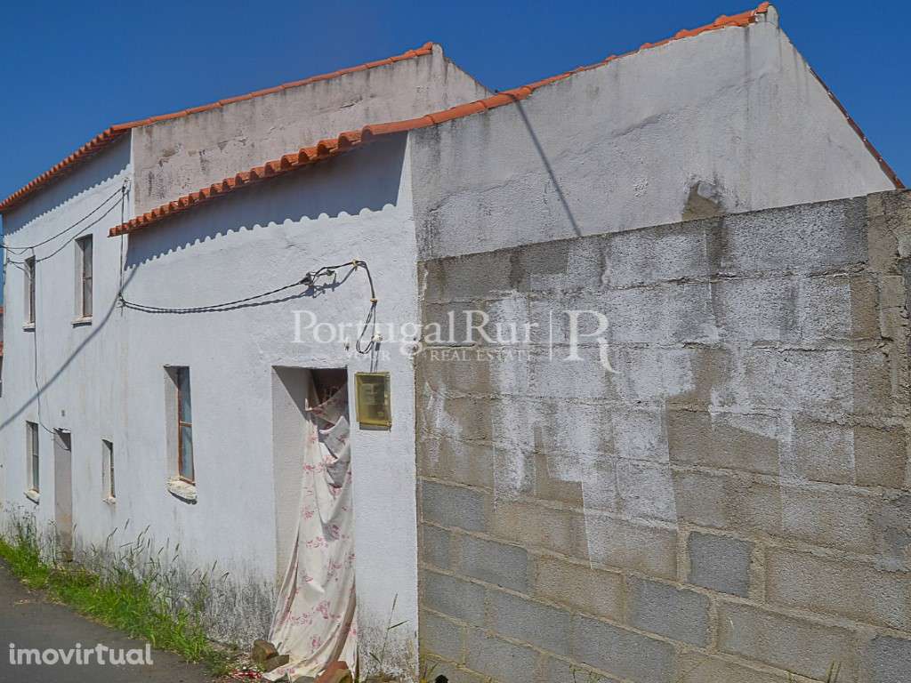 Casa de Habitação com Anexos, Terreno de Cultivo e Proximidade a Pr... - Grande imagem: 2/41