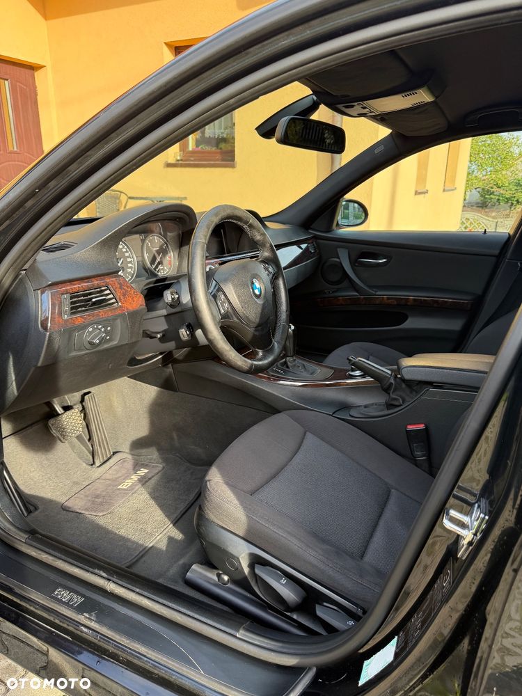 BMW Seria 3 320d DPF Touring - 12