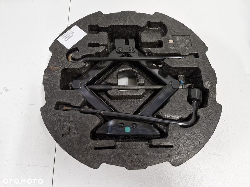 HYUNDAI VELOSTER LEWAREK WKŁAD KOŁA ZAPASOWEGO KLUCZ 09149-2V000 - 3