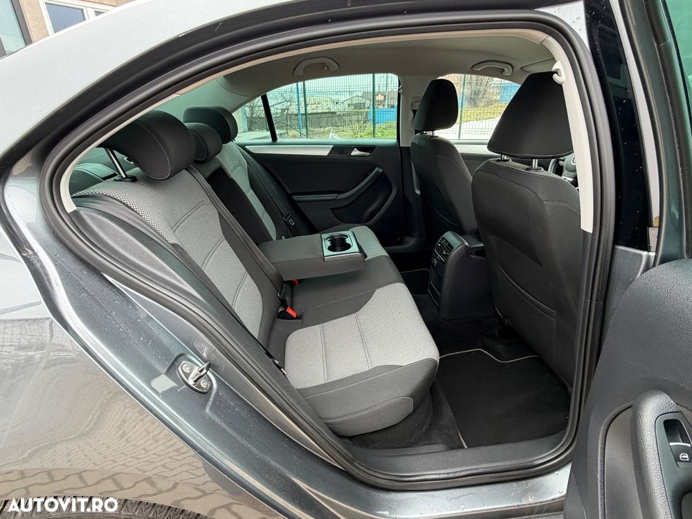 Volkswagen Jetta - 36