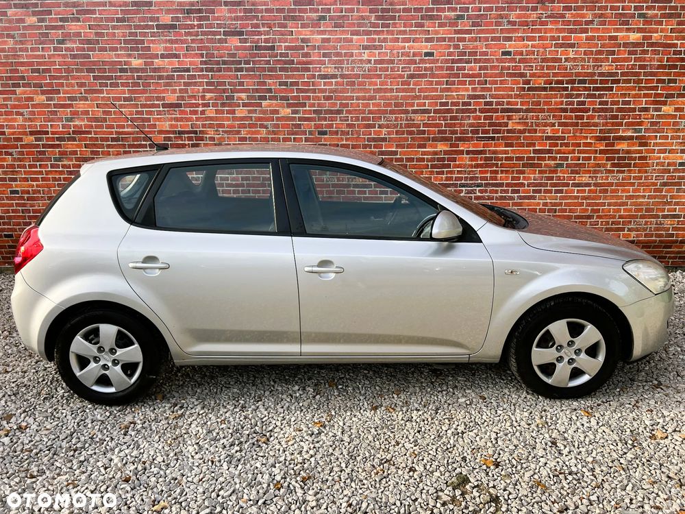Kia Ceed - 37