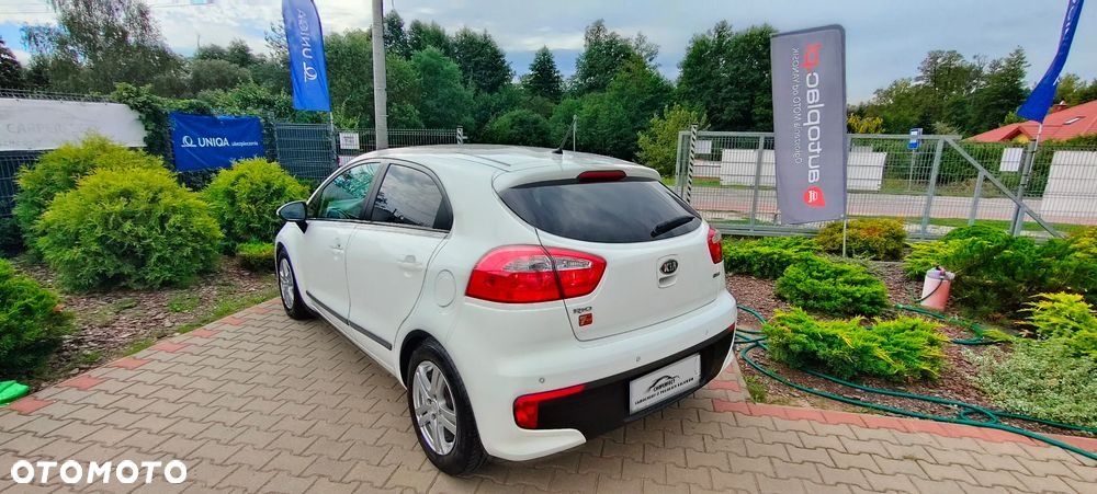 Kia Rio 1.2 L - 12