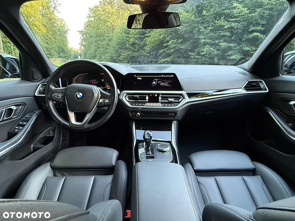 BMW Seria 3 330i xDrive - 24