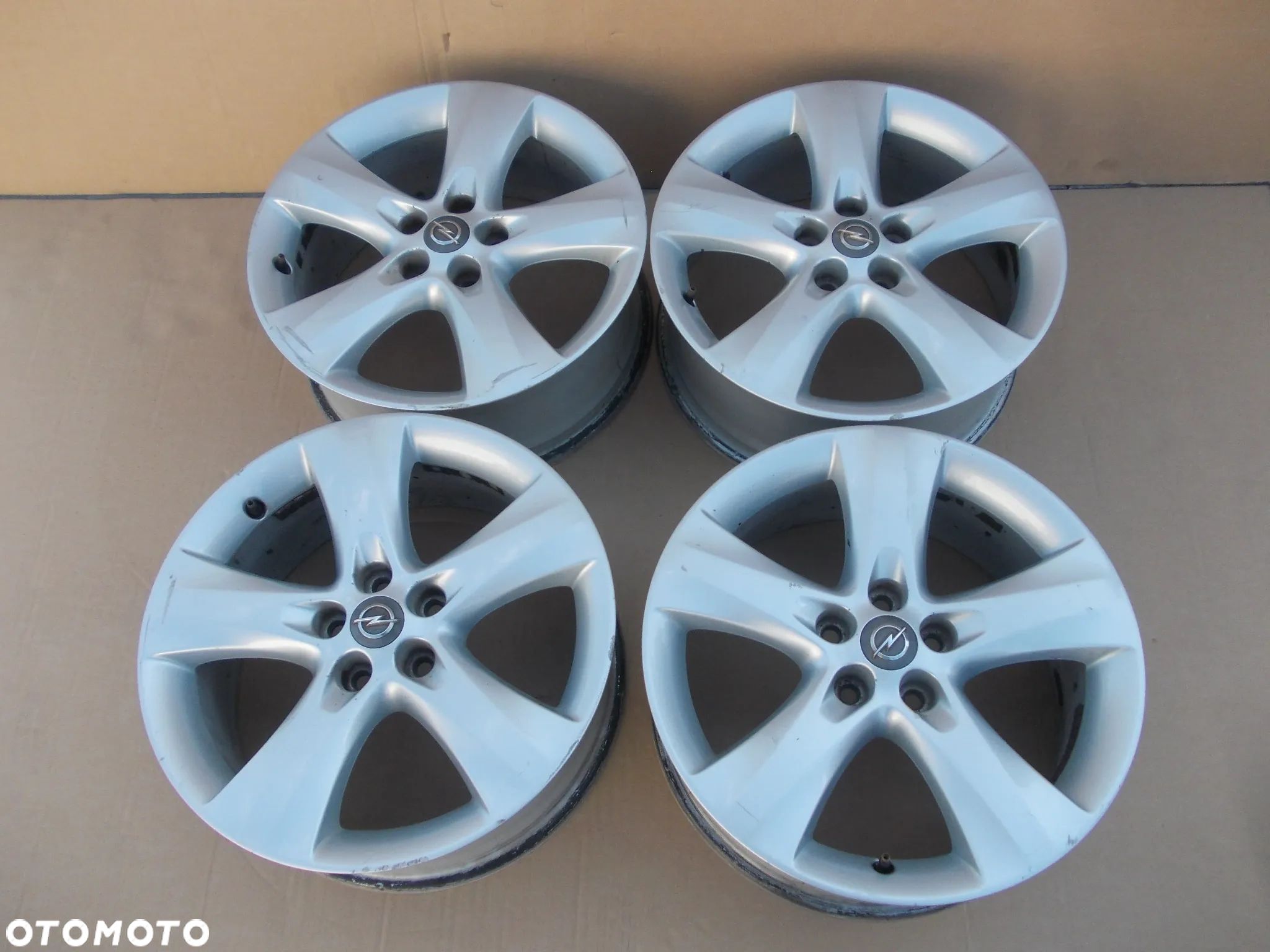 Felgi aluminiowa Opel Astra J Mokka 8J R17 Et 42 - 1