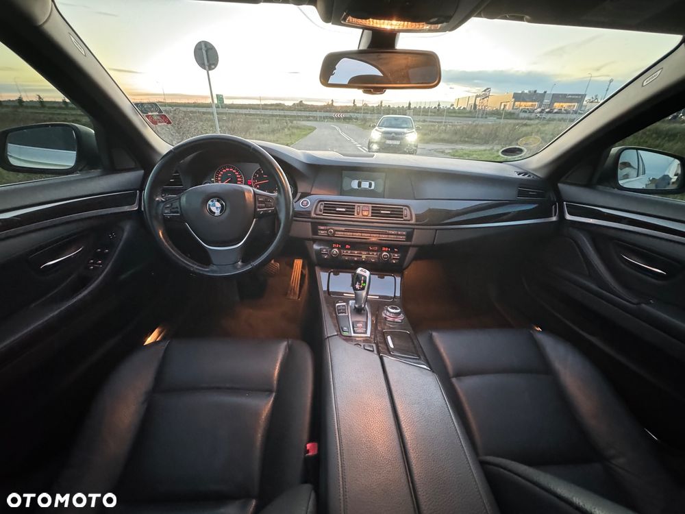 BMW Seria 5 523i Touring - 26