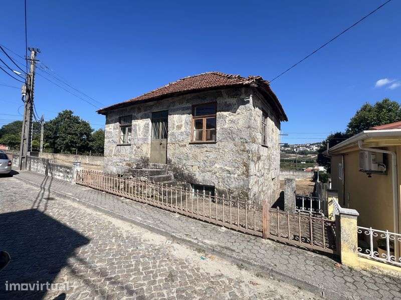 Casa para restauro com 1240 metros de terreno em Penafiel