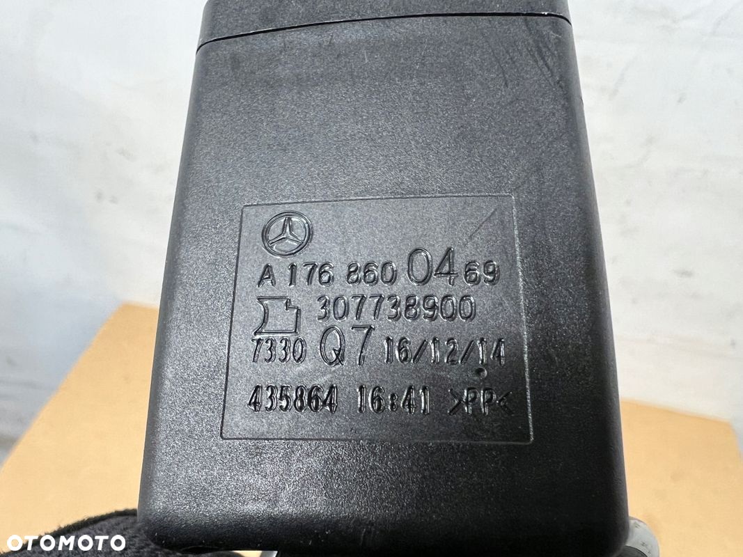 Mercedes-Benz CLA 180D X117 zapinka pasa pasów tył tylna A1768600469 - 2