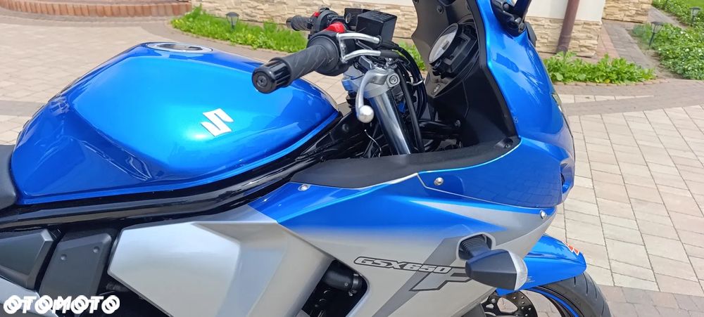 Suzuki GSX - 27