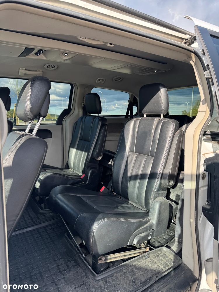 Chrysler Town & Country - 13