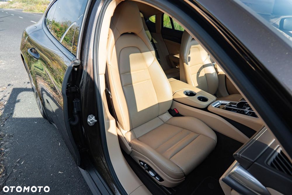 Porsche Panamera 4 E-Hybrid - 16