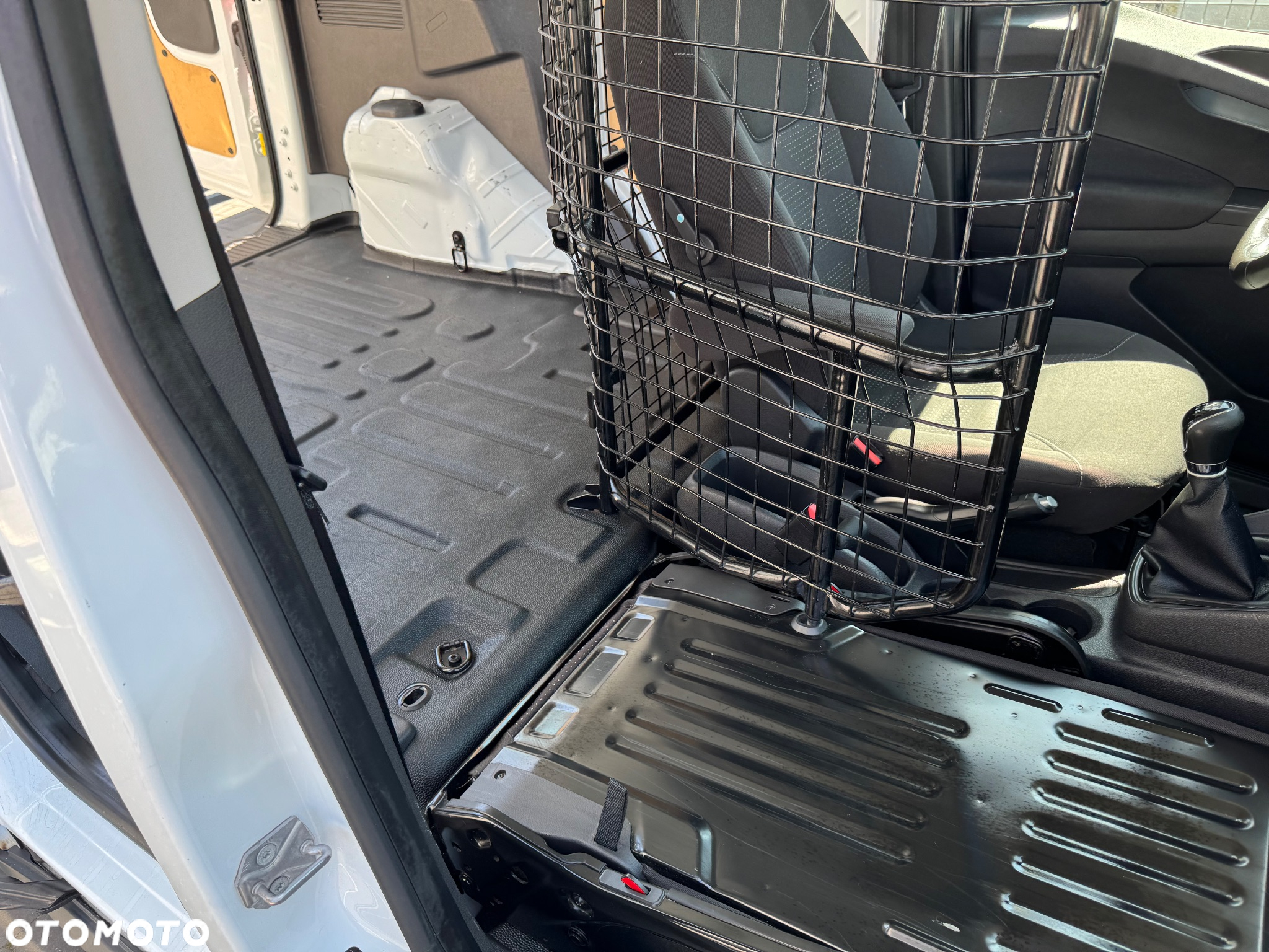 Ford Transit Courier - 10