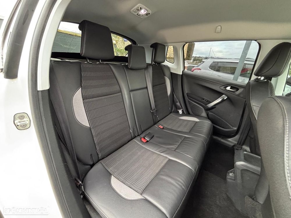 Peugeot 2008 1.2 PureTech Allure EAT6 - 4