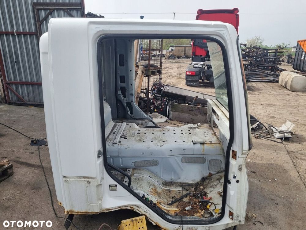 KABINA ĆWIARTKA SŁUPEK BOK KABINY PRAWY KRÓTKA KABINA DAF 65 75 85 CF - 1