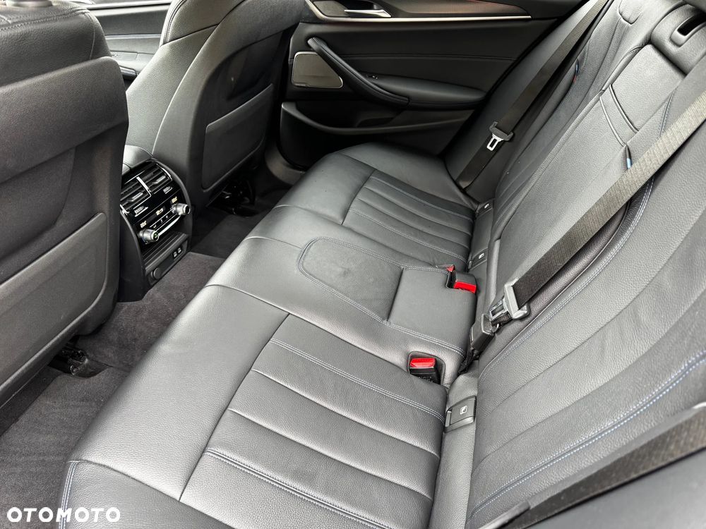 BMW Seria 5 M550i xDrive sport - 31