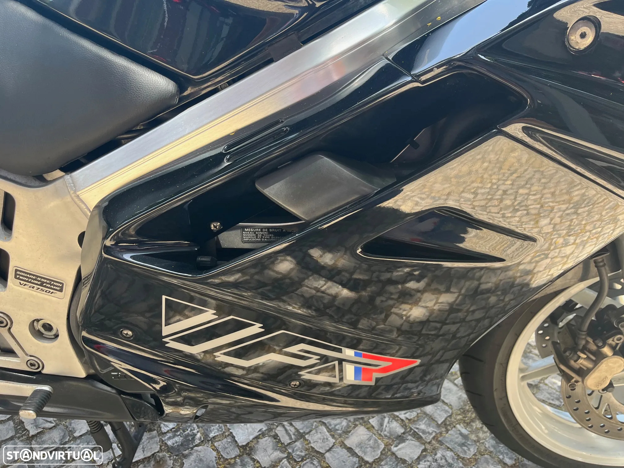 Honda VFR 750 F - 16