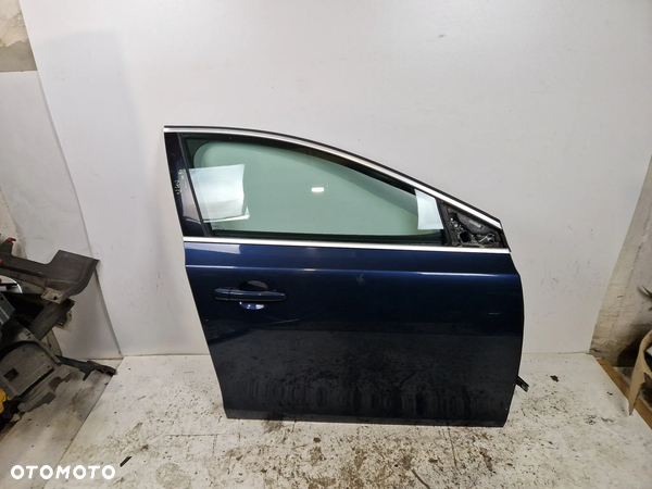 Volvo V40 II drzwi prawe przednie przód 498.