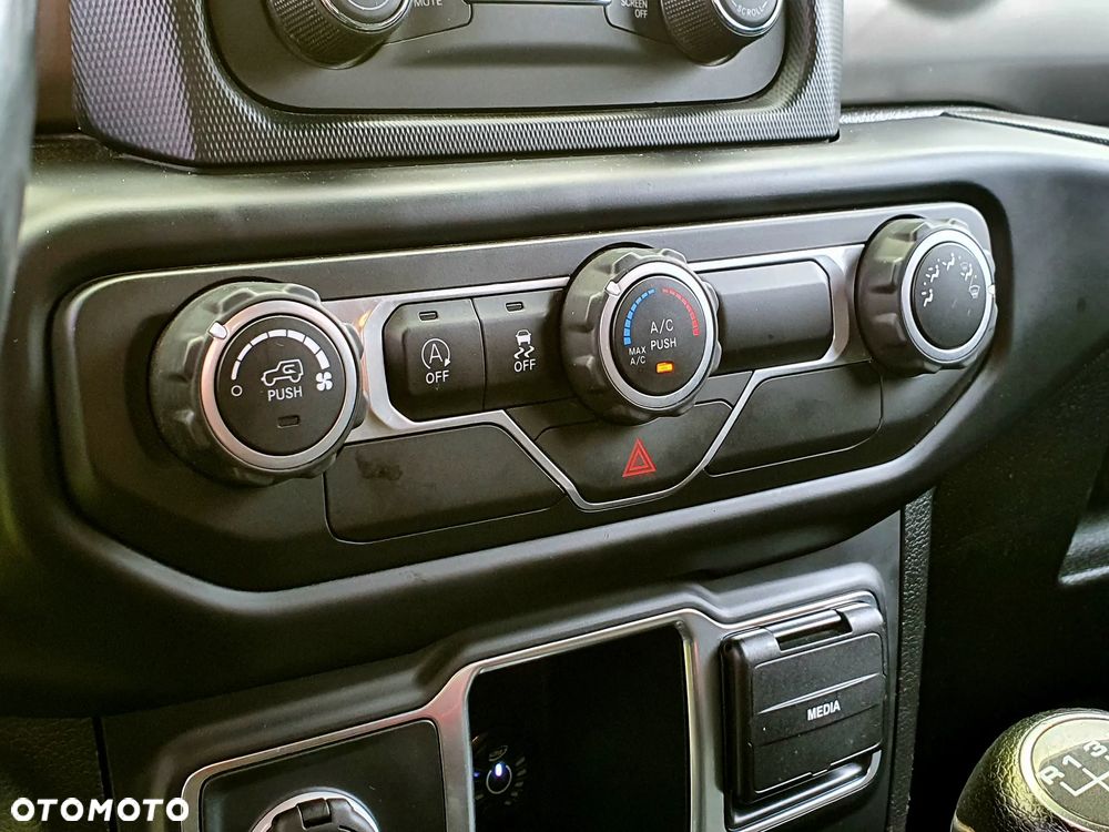 Jeep Wrangler - 11