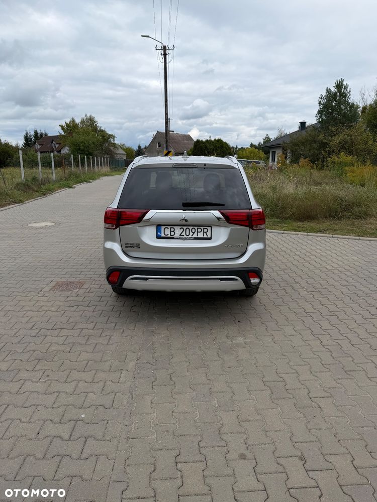 Mitsubishi Outlander - 4