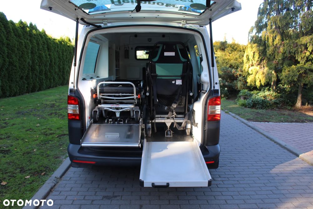 Volkswagen T5  AMBULANS KARETKA - 12