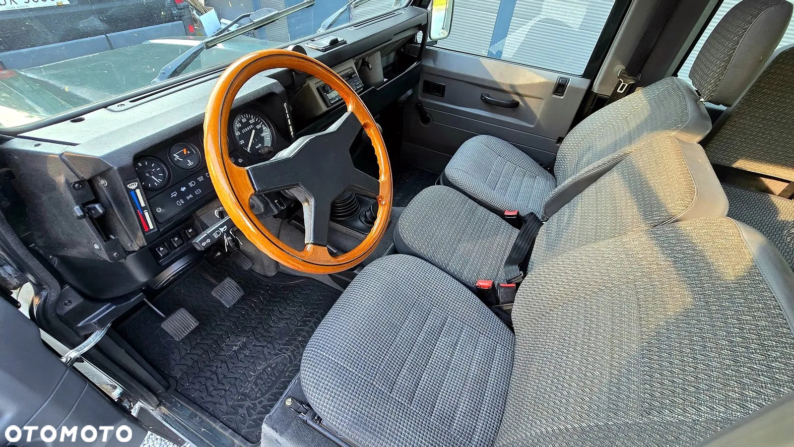 Land Rover Defender 90 2.5 TDI - 11