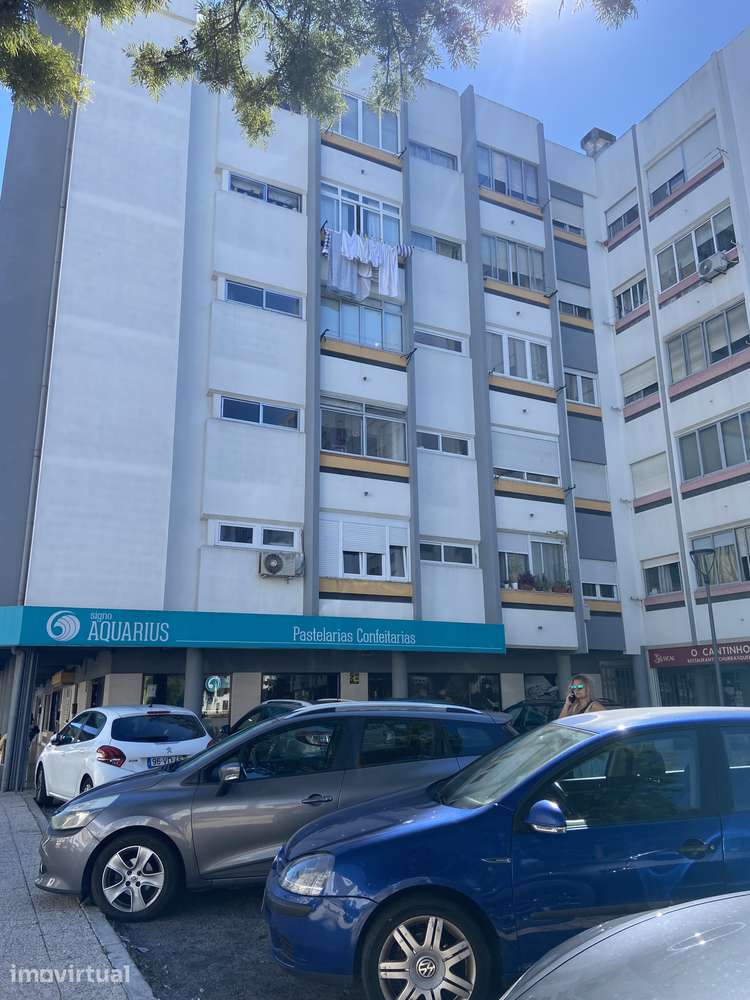 Apartamento T2 em Linda-a-Velha com varanda e dois elevadores - Grande imagem: 2/19