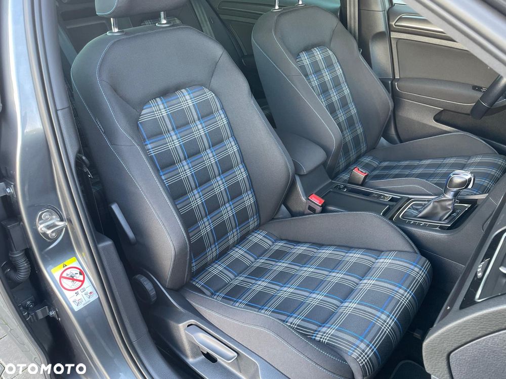 Volkswagen Golf - 22
