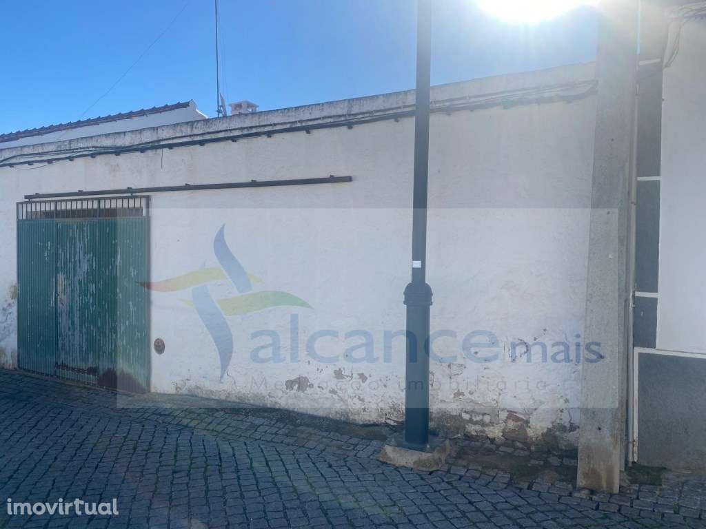 Moradia T4 com Quintal Amplo e Garagem - Oportunidade para Remodela... - Grande imagem: 2/13