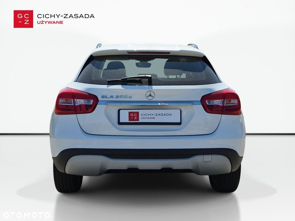 Mercedes-Benz GLA - 4