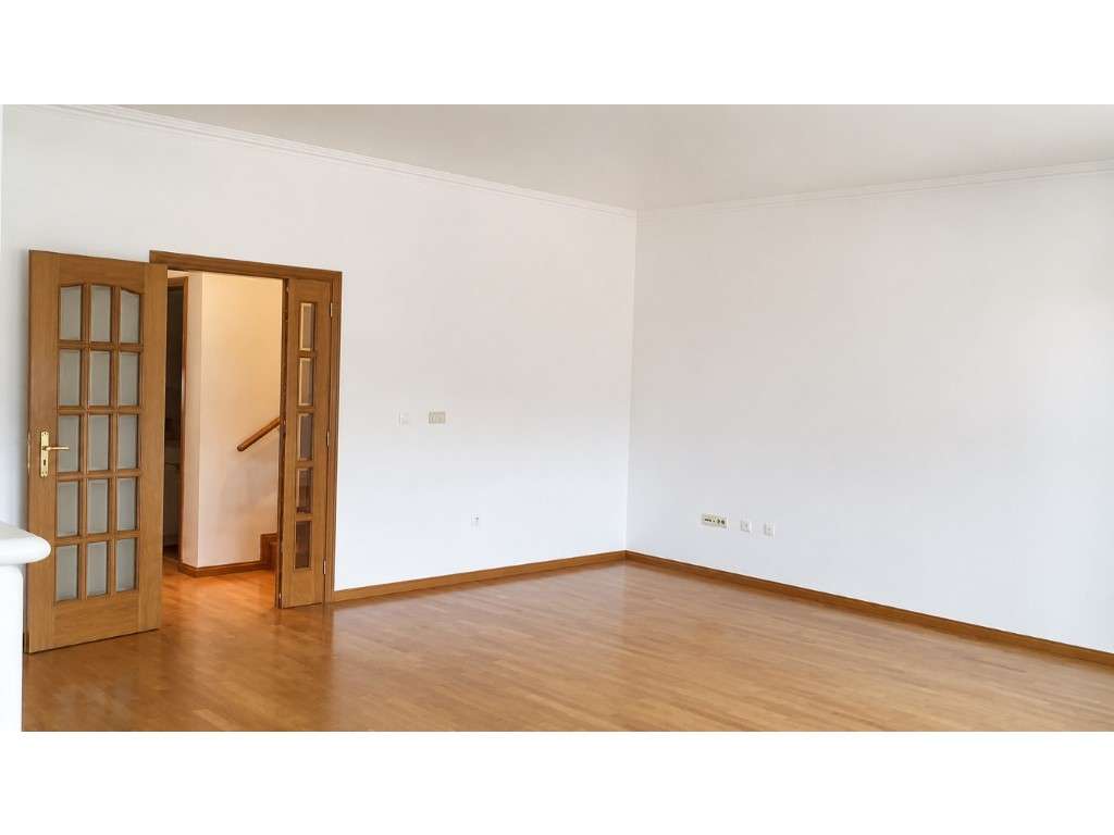 T3 Duplex com Garagem, Terraços e Suite no Centro do Montijo - Grande imagem: 4/57