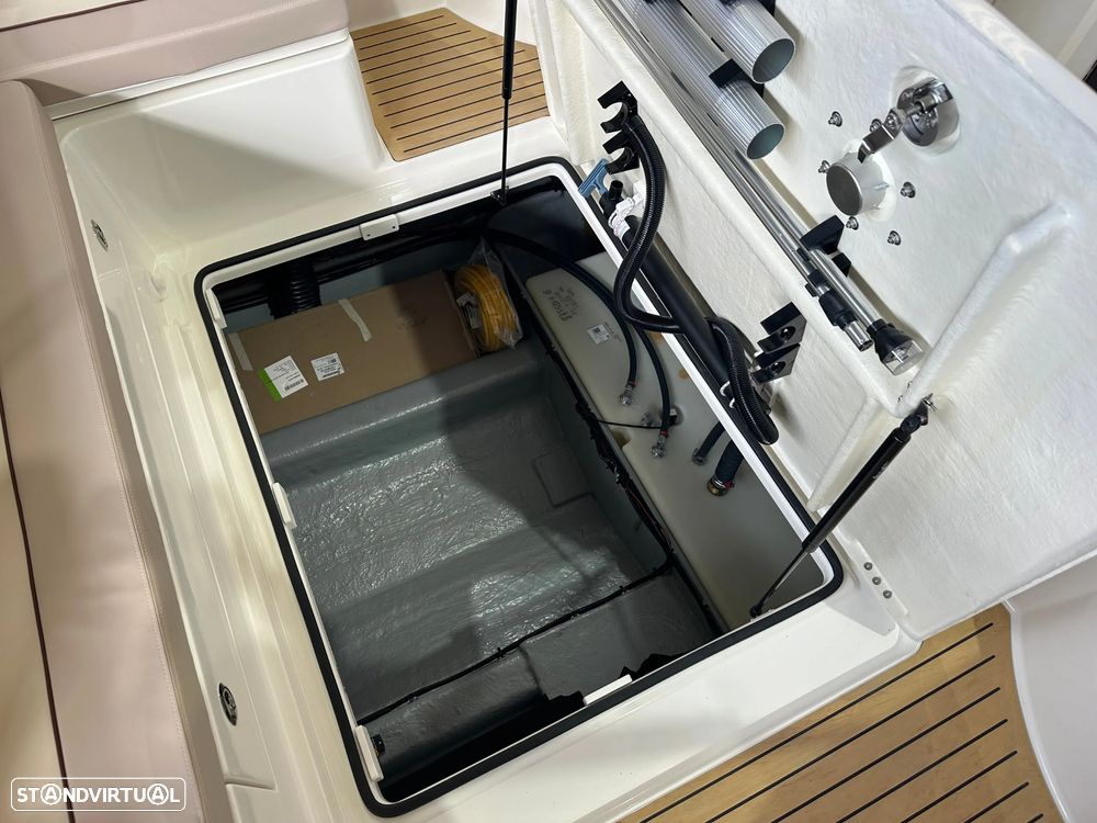 Quicksilver Activ 875 Sundeck - 20