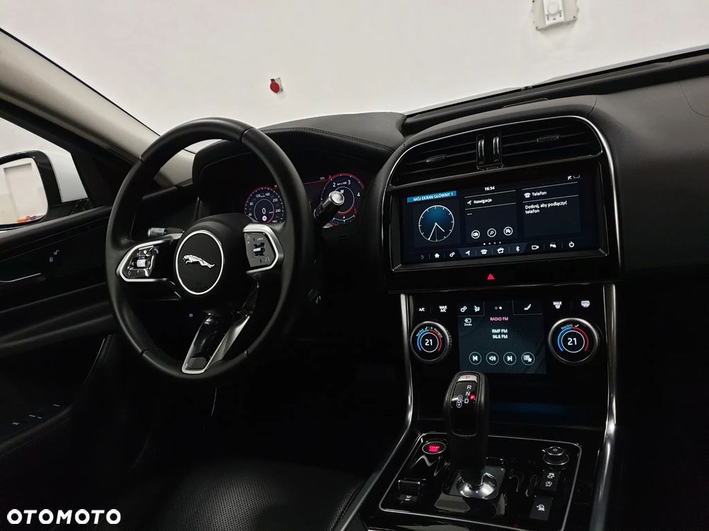 Jaguar XE 2.0 D180 SE - 2