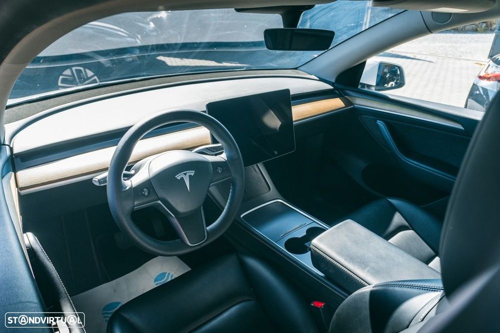 Tesla Model Y - 8