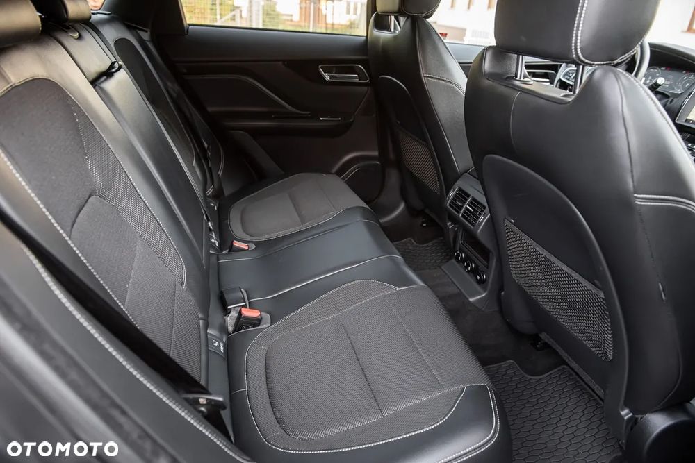 Jaguar F-Pace 2.0 i4D AWD R-Sport - 33
