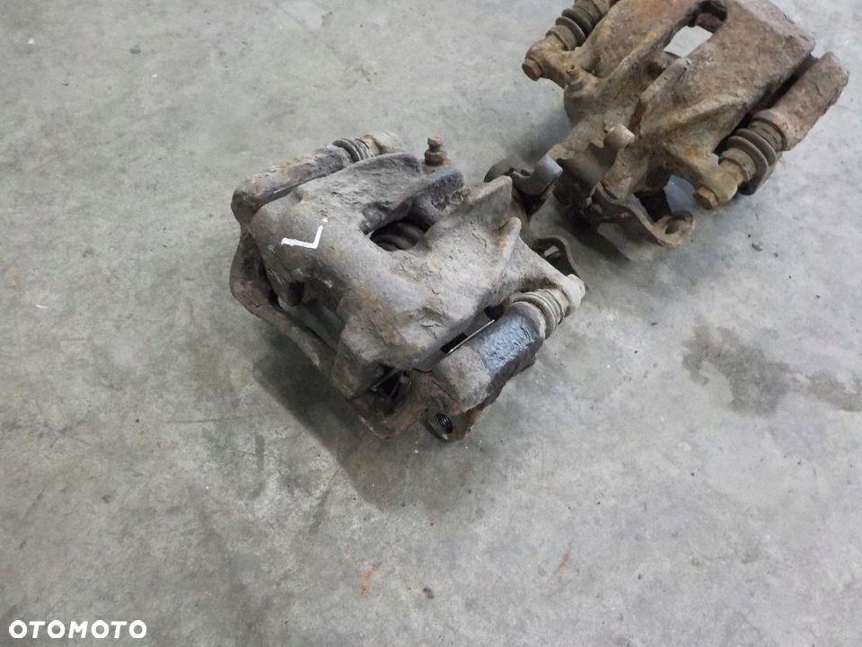 VW T4 96- ZACISK HAMULCOWY TYŁ LEWY PRAWY KOMPLETN - 2