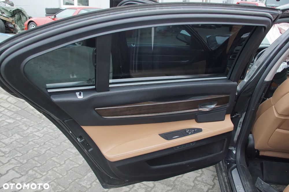 Pojazd na części BMW F01 750i Long xDrive, rocznik 2011 BLACK SAPPHIRE METALLIC (475) XCL.LEDER NAPPA ERW./D5 SATB HELL (NAD5) silnik N63B44O0 skrzynia GA6HP-26Z drzwi klapa szyba fotele long amortyzator - 11
