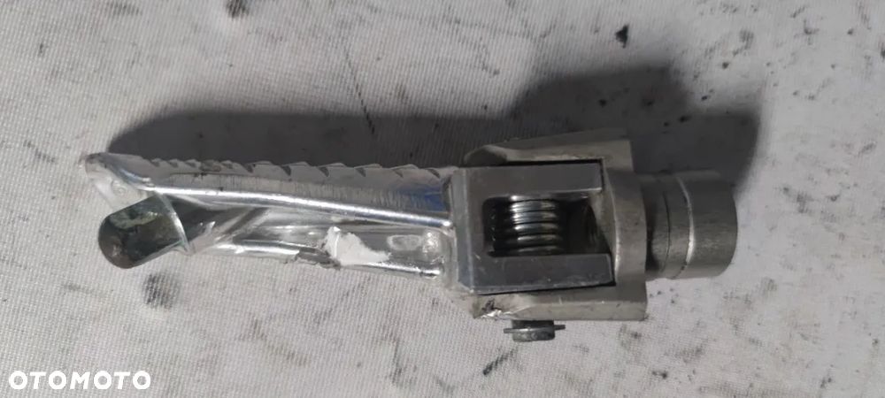 * SUZUKI GSX-R 1000 2007-2008 podnóżek PRAWY kierowcy (2) - 2