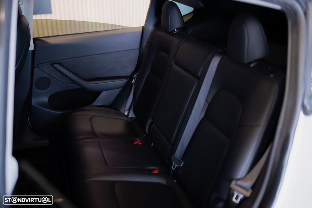 Tesla Model Y Standard RWD - 32