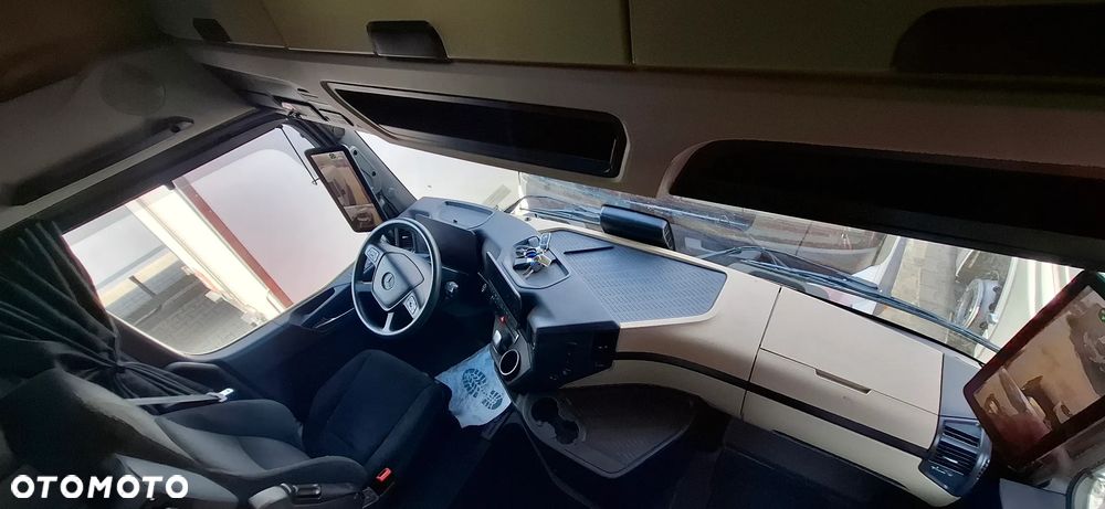 Mercedes-Benz Actros - 22