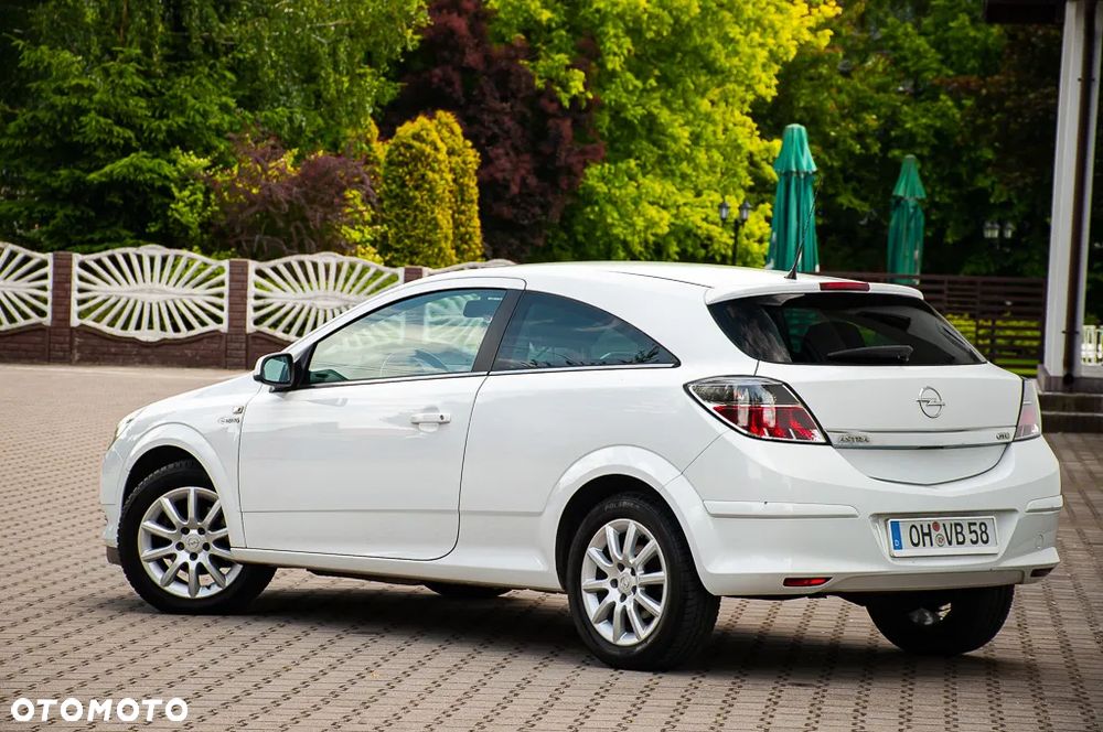 Opel Astra GTC 1.6 Black&White - 6