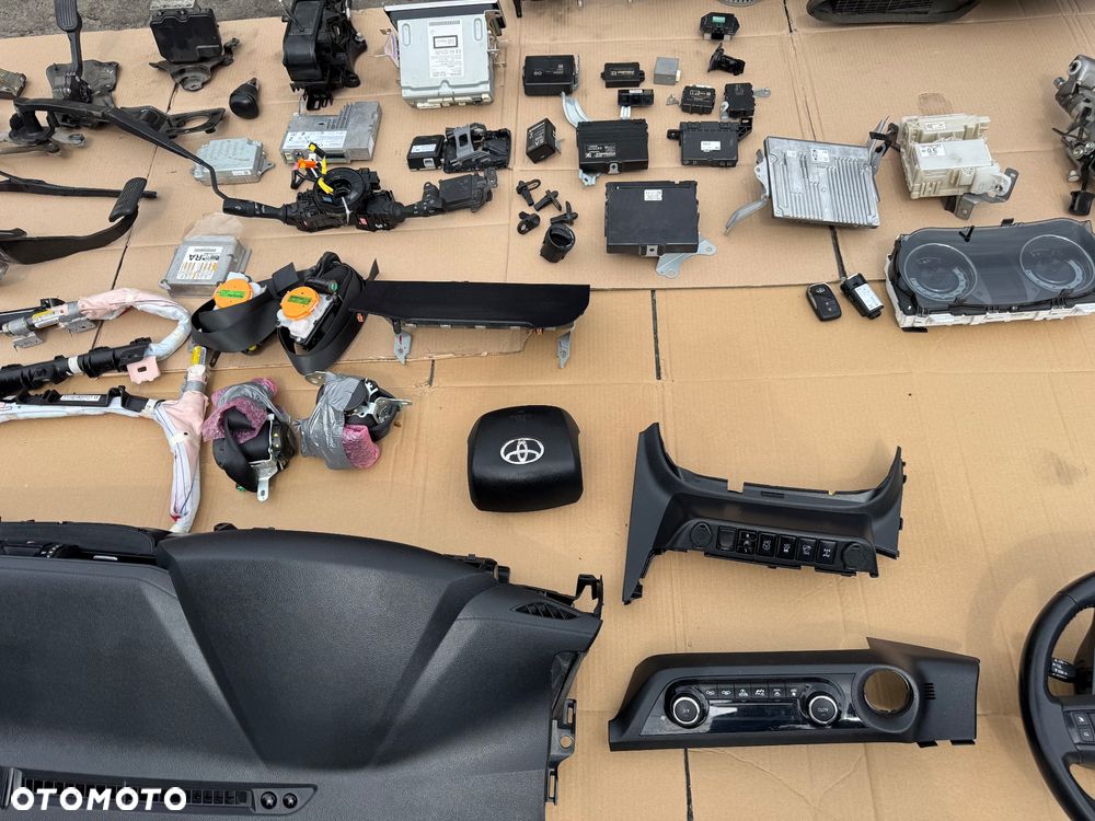 TOYOTA HILUX  a 8 VIII  LIFT CZĘŚCI kierownica z tempomatem wszystkie   2015- Radio    1300zl / 86140-OK620 138000-6050H101 BQ800962 FT0078A 10R-04  Moduł nawigacj 400zl / QNG-BE2808  6434C-BE2808  TA-2014 202-SMB033   Sterownik moduł napędu 300zl  89533-71092 363811-12720   Moduł kamera radar asystent 300zl  MFC430TA 8646C-OKO20   62A669-000 89990-0K081  -300zł   88650-0K560 MA277400-6930  -200zł   Sensor radar distronic acc 1400zl  88210-OKO50  Moduł zamka centralnego 150zl  89740-OKO40 61B921-000  MODUL STEROWNIK START STOP -400zl  8926A-OKO10 219002-3230   89784-F4020 200zl  POMBA ABS  700zl  116040-48230 89541-71810  MODUŁ STOP AND START 600zl  89260-0K062 219001-4640   STEROWNIK MODUL WTRYSKU ENGINE CONTROL 3400 zł   89666-0KW12 SZ276100-5300   MODUŁ POZIOMOWANIA REFLEKTORÓW 200zł  89960-71050 35600-70567 88QkX375957   Gateway 250zl  89100-71010 5012-9894   Przepływomierz 2.4 -100zl 22204-30030 197500-0030   081-0H86 -200zl   Wentylator 400 184721 B453771   Rezystor wentylatora silnika dmuchawy 350  499300-2250    89960-71050 35600-70567  88QKX375957    Obudowa panel ramka radia 200zl 55420-kk140  Moduł bezpieczników skrzynka zestaw startowy zestaw do odpalenia hilux 8 2.4  89221-0K011 82730-OK520   Licznik zegary 83800-FD290-B 800  Przełącznik zespolony taśma zwijak manetka 1117732 -800zl   Przelacznik napędów reduktora M57265 -150zl   sensor air bag 89170-0K841 RA 231000-8551 -1000zl   Zestaw konsola pasy deska rozdzielcza toyota hilux 8 oryginalna 3300zl   Moduł przekaźnik świec żarowych 28551-0E010 150zl   panel klimatyzacji 400 zł 55900-0KB10 6440888a  oslona konsoli 200zl  55407-kk071 55414-kk04   Lewarek zmiany biegów automat 350zł  A004 16AUG18   Pedal hamulca 150zł   ramiona wycieraczek mechanizm wycieraczek 350zl 85110-0K171 AE159300-7070  Nagrzwnica 700zl  87010-0KG90  Lewarek 200 zł   kurtyny prawa lewa L9XN8251623 1L0V62718Q3H  TG11E01001  00589-P1-000194  1500sztuka   55303-KK040 stelaz konsoli 300   55607-kk020 osłona pod konsole 50 zł   55642-KK020 66995-KK020 55618-kk040 66995 -Kk040 55618-KK060 -100zl   Instalacja elektryczna skrzynka bezpieczników cena do dogadania   82169-kk020  82143-KK670 82199-KK561 82138-KK081 82121-KKK51-A  82171-KK141  Ab 111-59ibw2-r 7432472-ab   SZYBKA WYSYŁKA PARAGON FAKTURA MOŻLIWOŚĆ DOSTAWY W TEN SAM DZIEN U CIEBIE POSIADAMY WIELE CZĘŚCI DO TEGO MODELU  I - 23