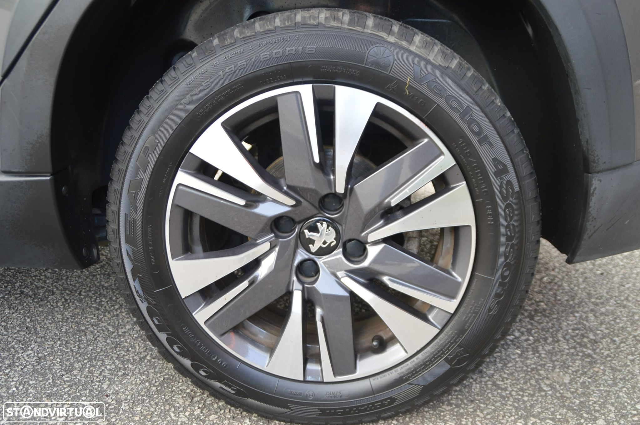 Peugeot 2008 1.2 PureTech Allure - 18