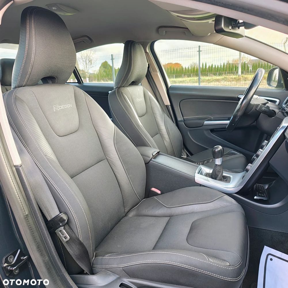 Volvo S60 D4 R-Design - 3