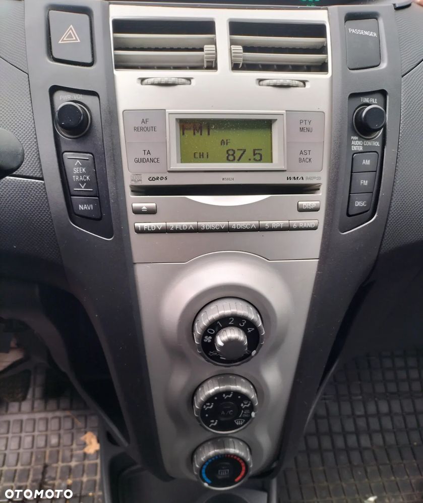 KLAPA BAGAŻNIKA SZYBA TYŁ TYLNA TOYOTA YARIS II 1.3 VVTI KOD 1F8 - 2